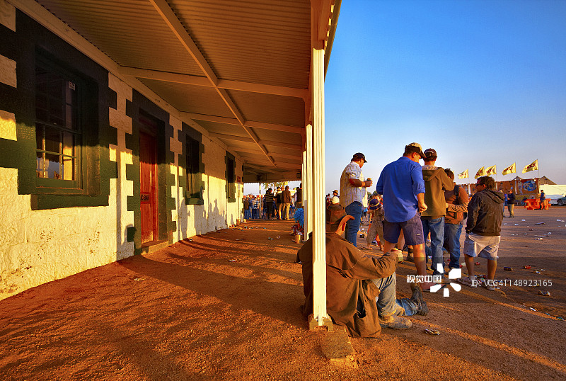 在伯兹维尔酒店外放松身心，享受日落的饮酒者图片素材