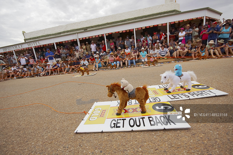 赛马：大型比赛前夕，布里兹维尔酒店外的毛绒玩具马图片素材