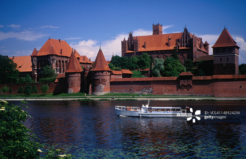 船经过诺加特河上的经典中世纪马尔堡城堡图片素材