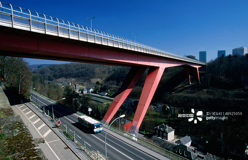 红色大桥连接基希贝格高地图片素材