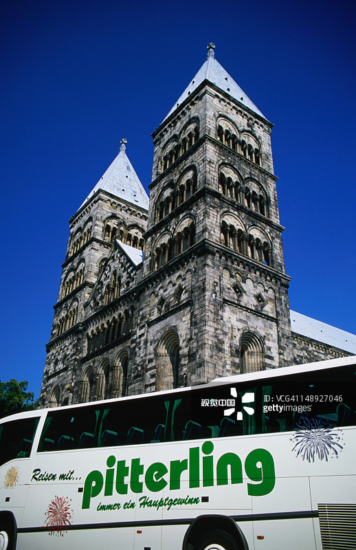 停在隆德大教堂前的德国旅游巴士图片素材