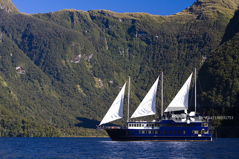 真实旅程号游船：进入遥远 Doubtful Sound 的少数旅游公司之一图片素材