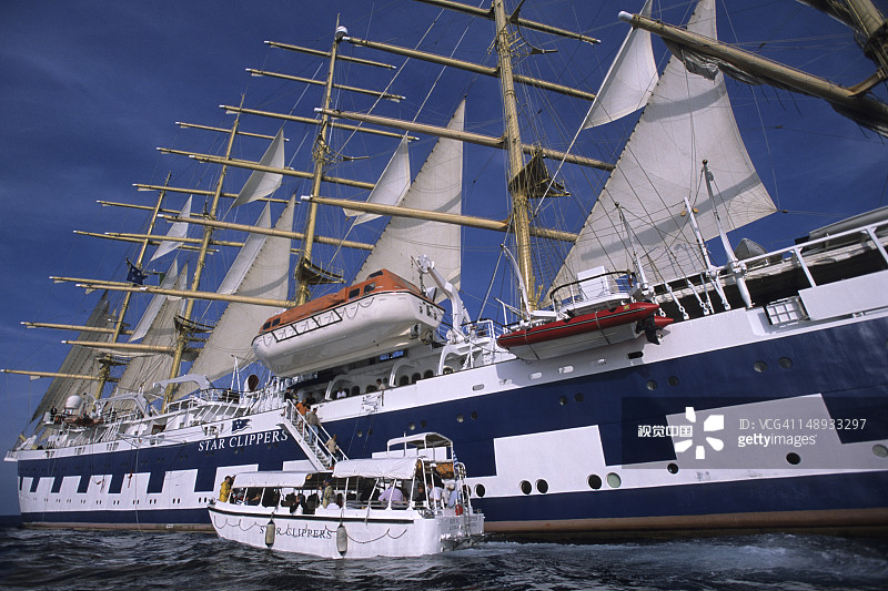 皇家快船旁的船只图片素材