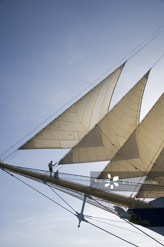 情侣在皇家快船号帆船的船首斜桅上，位于利帕里附近的地中海图片素材