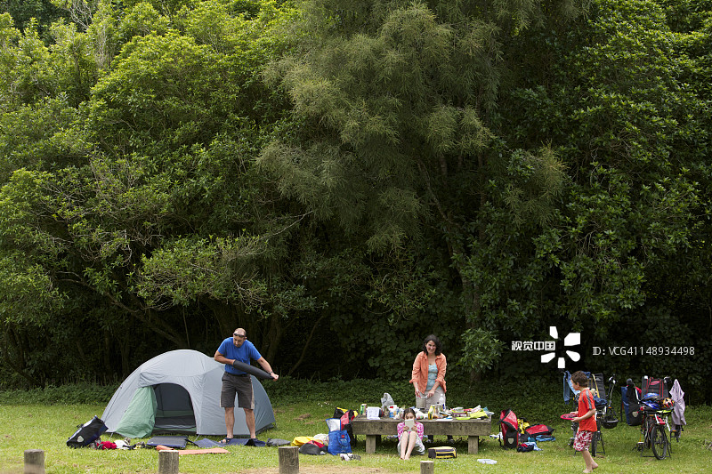 家庭在旺加努伊河边露营图片素材