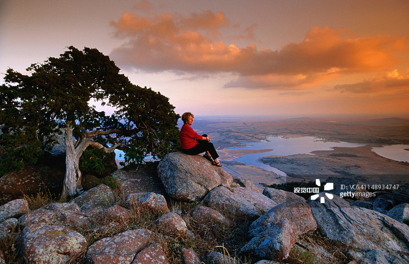 斯科特山顶的徒步者，威奇托山脉野生动物保护区图片素材