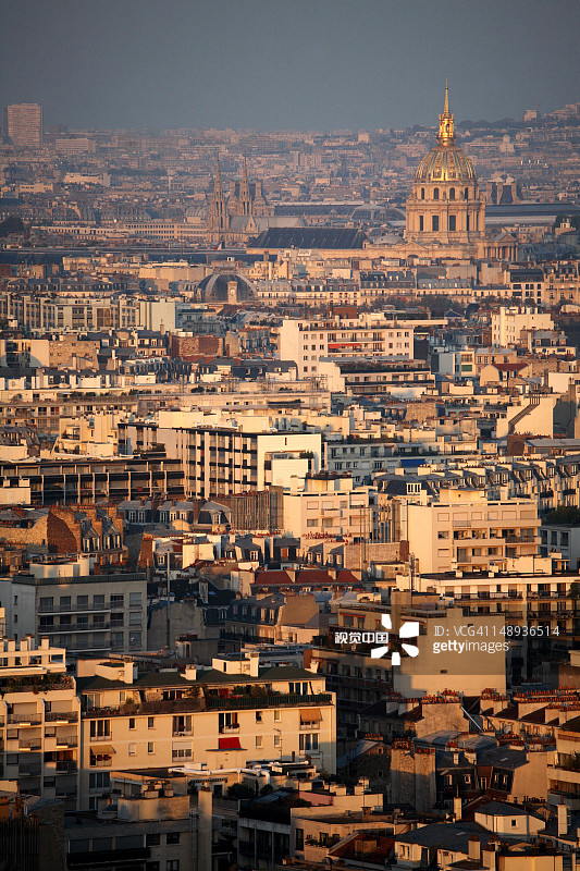 城市与荣军院金色穹顶的鸟瞰图图片素材