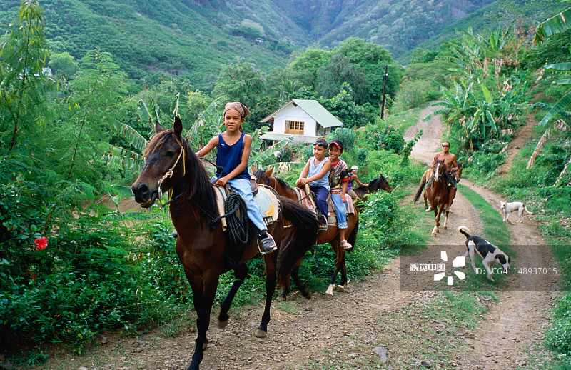 马克萨斯男孩骑马图片素材
