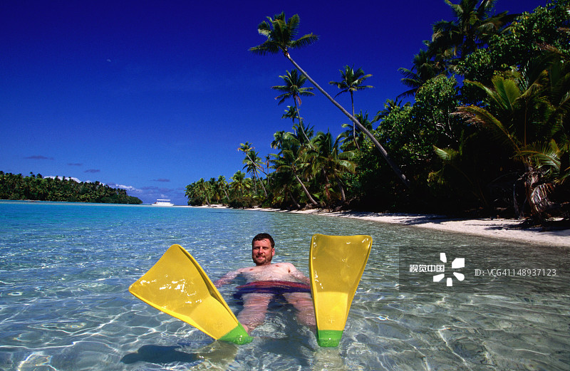 在水中穿着潜水脚蹼的男人图片素材