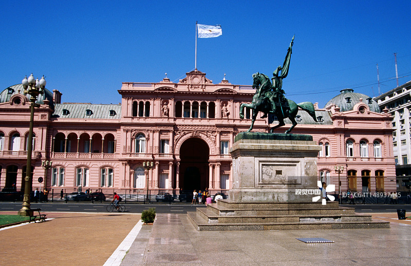 五月广场的玫瑰宫和曼努埃尔·贝尔格拉诺将军纪念碑图片素材