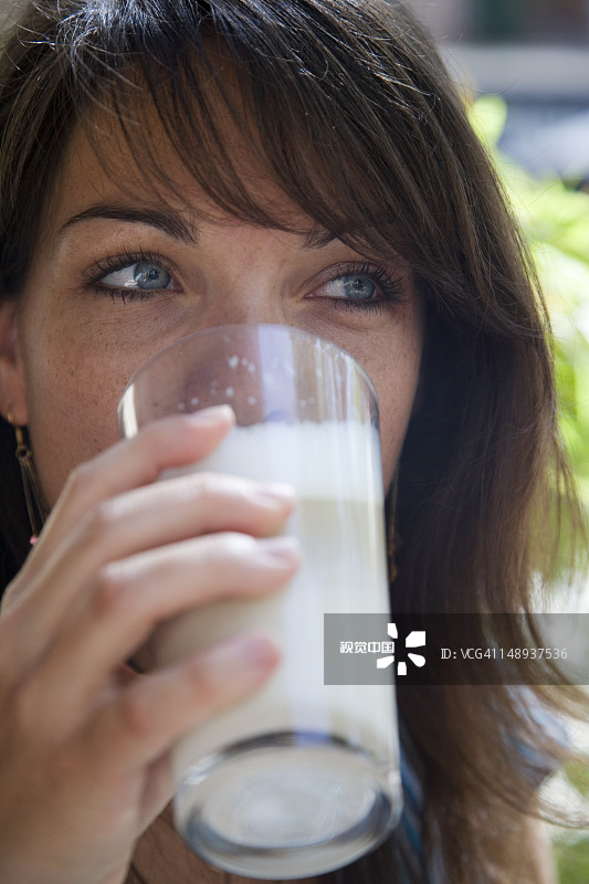 在索莱尔咖啡馆喝拿铁的女人图片素材