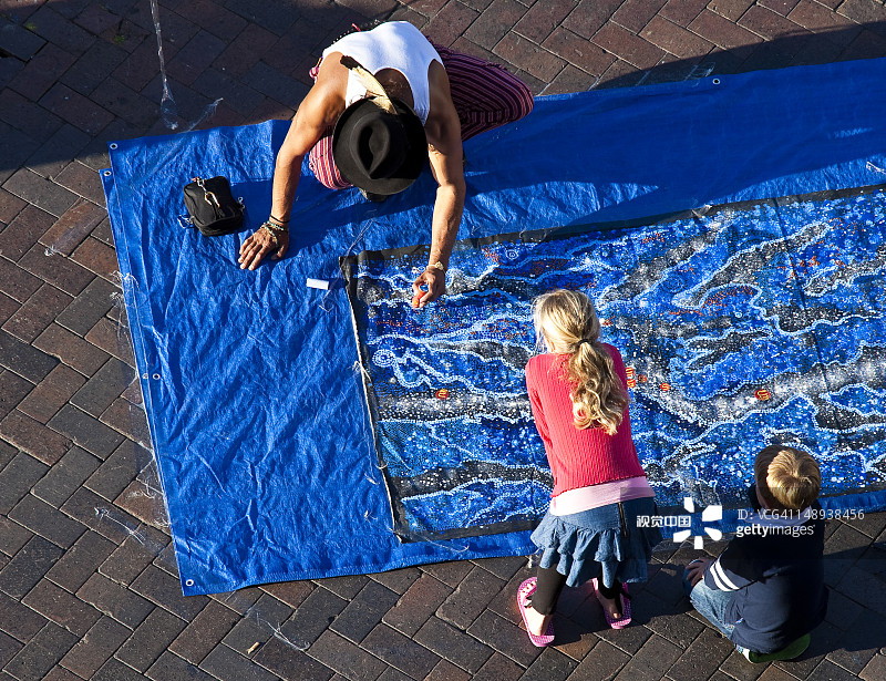 孩子们在环形码头观看街头艺人表演图片素材
