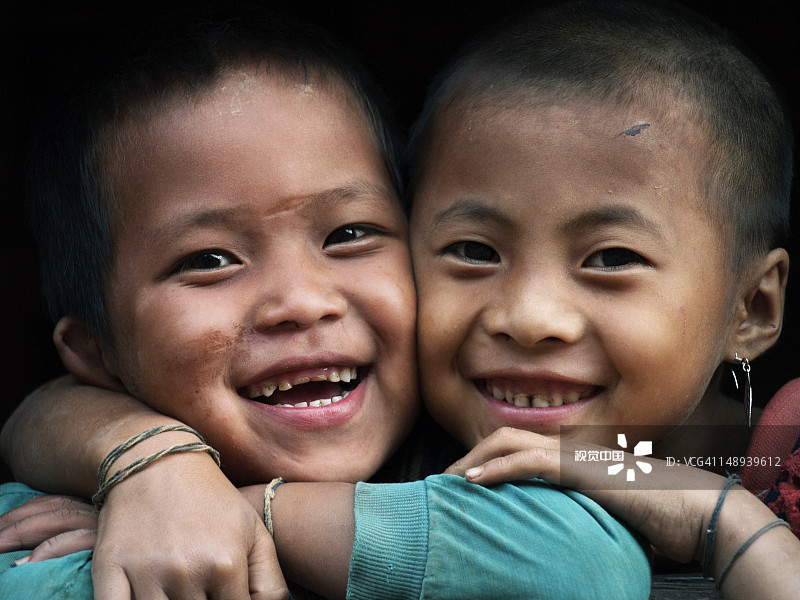 山地部落村庄儿童肖像图片素材