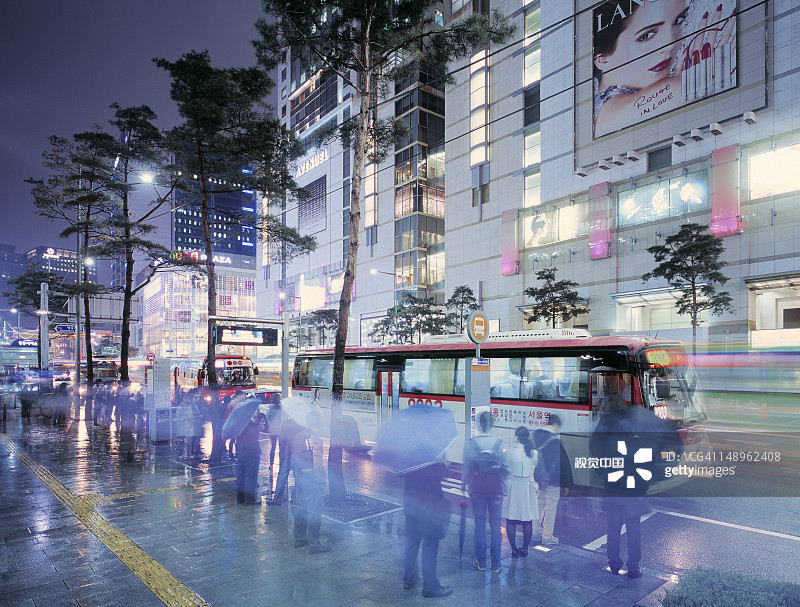 首尔明洞购物区的雨夜图片素材