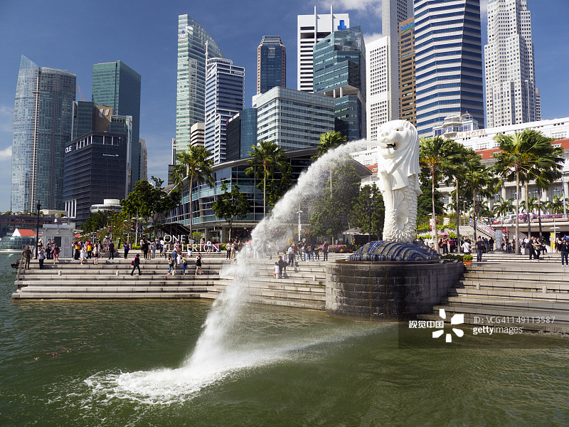 新加坡鱼尾狮公园和滨海湾天际线图片素材
