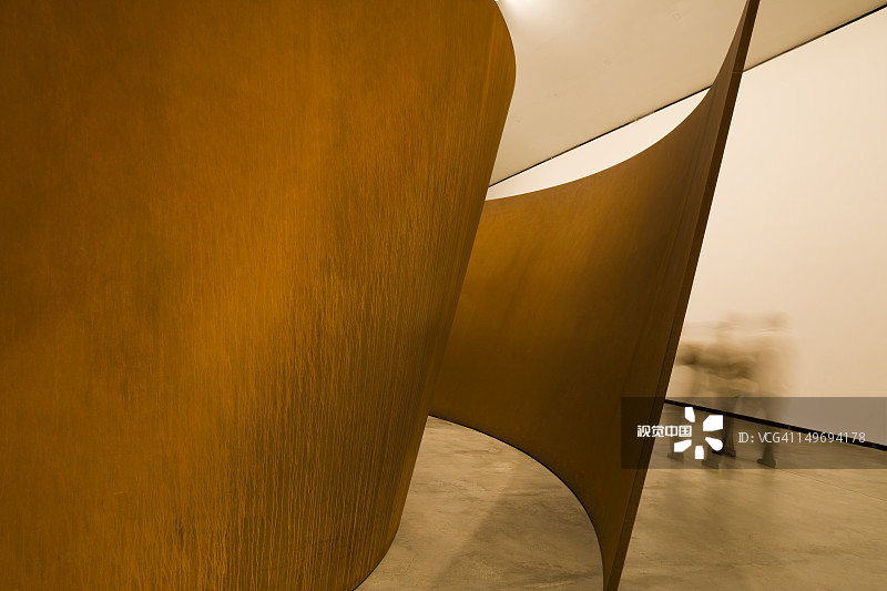 毕尔巴鄂古根海姆博物馆理查德·塞拉的装置艺术作品《时间的问题》图片素材