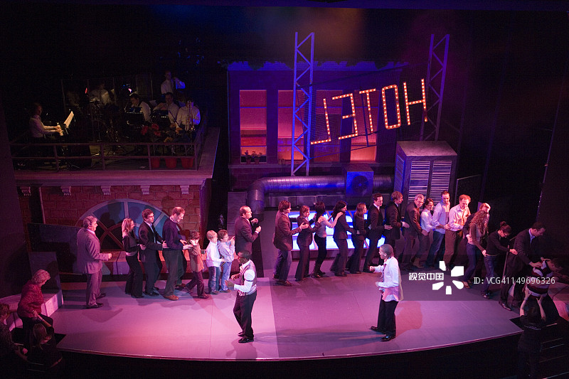 在英国剧院观看音乐剧《五个叫莫伊的家伙》时，观众参与康茄舞图片素材