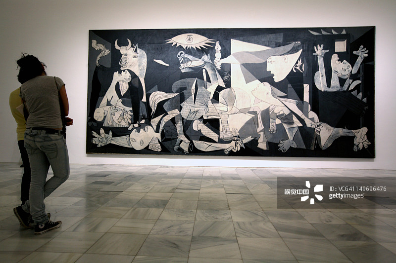 游客在索菲亚王后艺术中心欣赏《格尔尼卡》图片素材