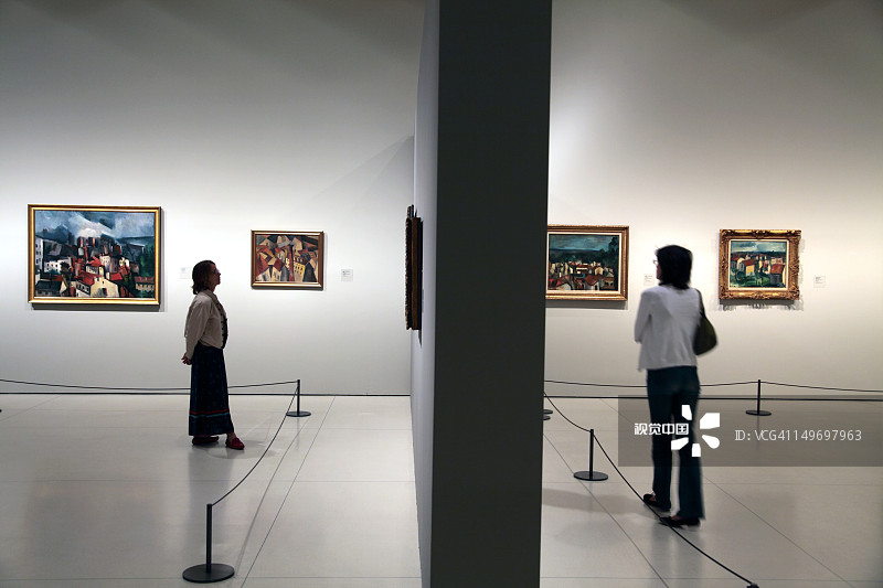 游客在马德里 Caixa Forum 观看法国艺术家 Maurice de Vlaminck 的画作图片素材