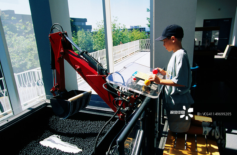 在西雅图中心太平洋科学馆互动展区游玩的男孩图片素材