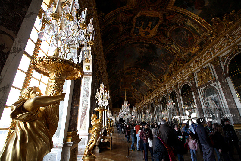 游客在凡尔赛宫的镜厅图片素材