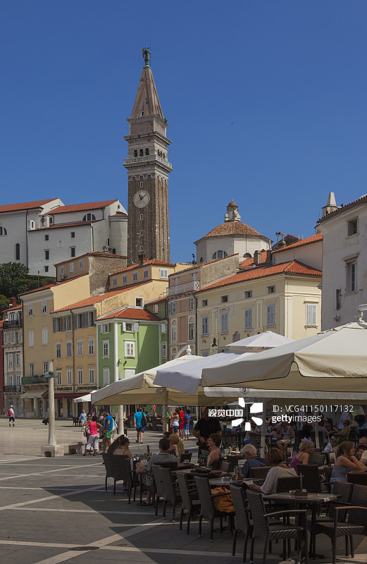 教堂塔楼和地中海风格的户外餐厅图片素材