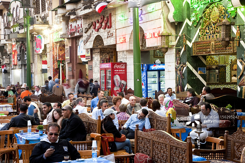 埃及开罗，哈利利市场咖啡馆里的人们图片素材