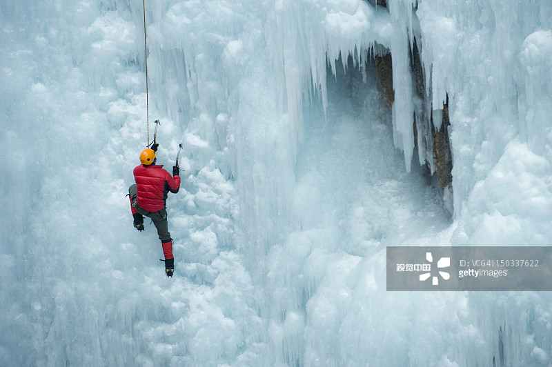 白人男子攀冰壁图片素材