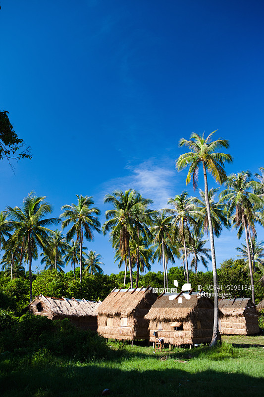 小岛岸边的海滩小屋图片素材