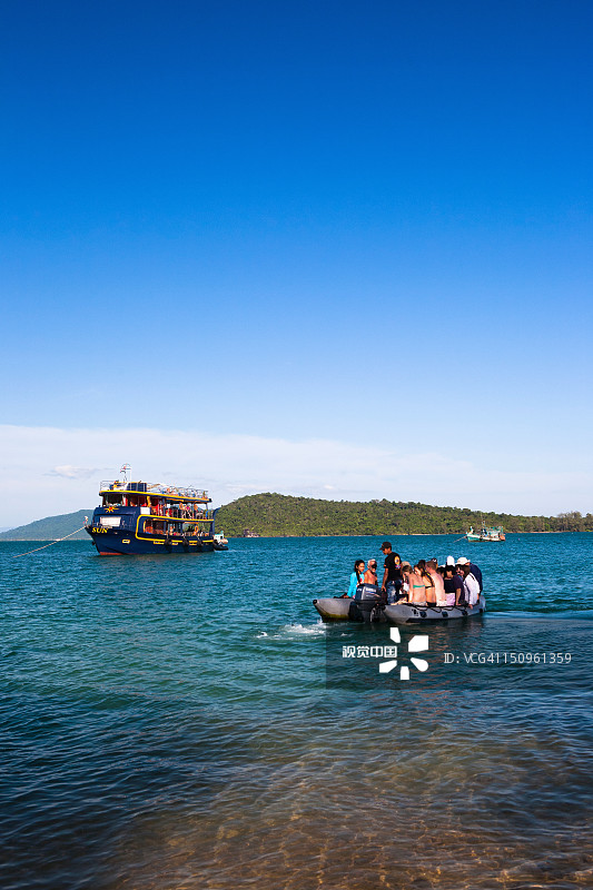 即将靠岸的游船图片素材