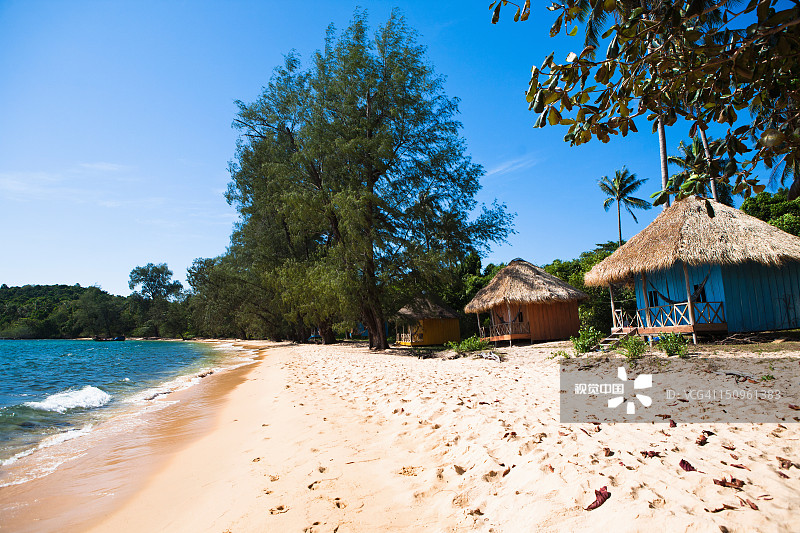 小岛岸边的海滩小屋图片素材