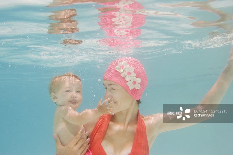 白人母亲抱着婴儿在水下图片素材