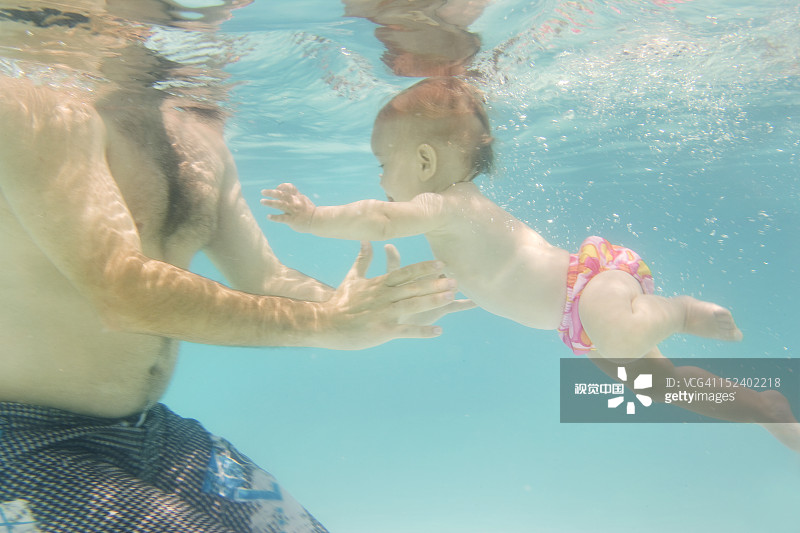 在水下游泳的白人婴儿图片素材