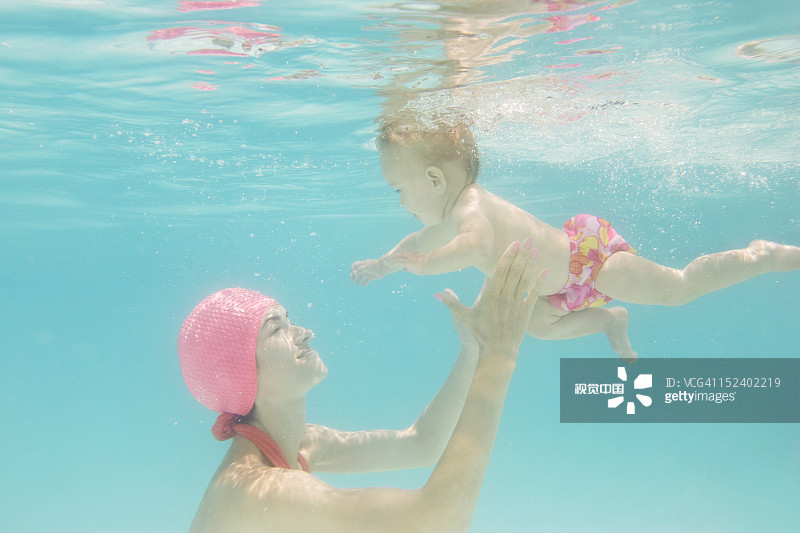 在水下游泳的白人婴儿图片素材