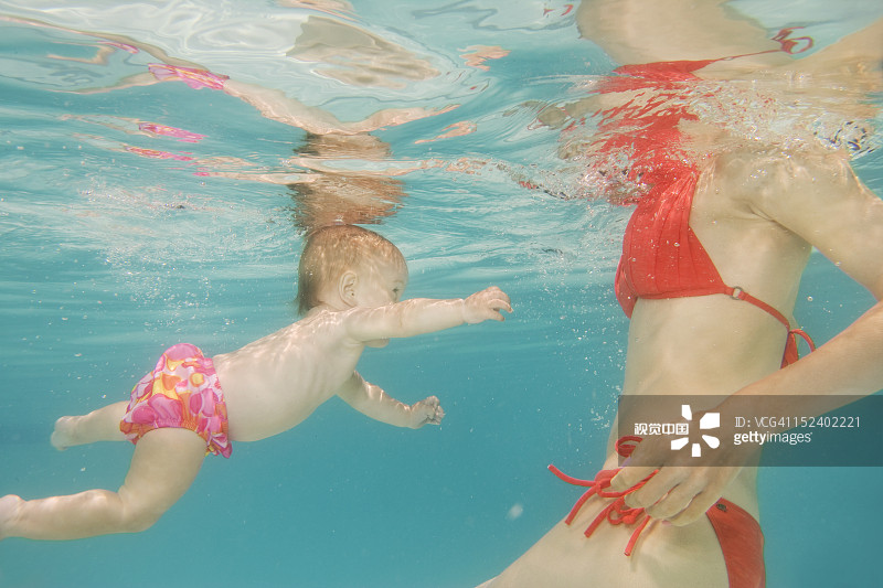 在水下游泳的白人婴儿图片素材