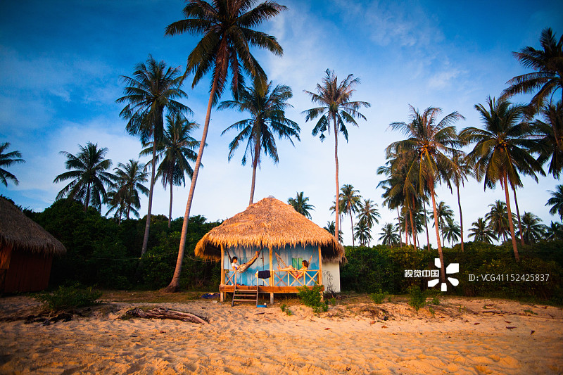 情侣在吊床上放松图片素材