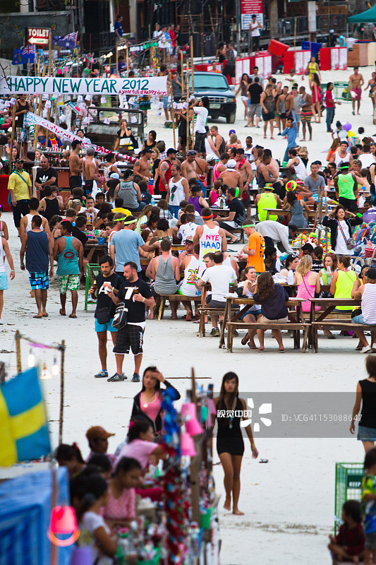 拥挤的海滩准备迎接派对图片素材