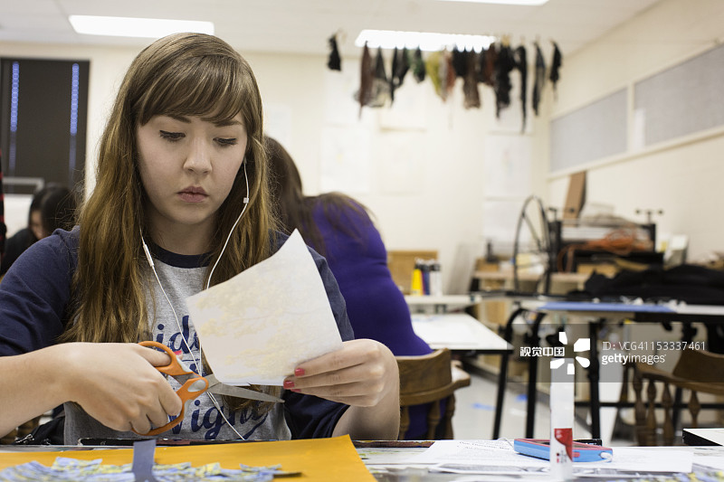 一名白人学生在美术课上剪纸图片素材