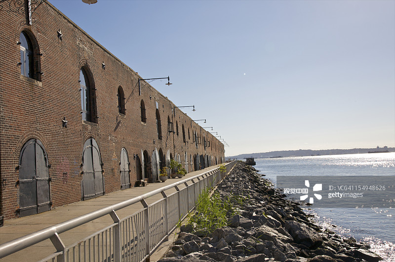 临水历史建筑前的走道图片素材