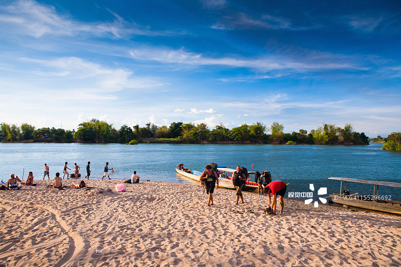 人们在海岛沙滩上放松身心图片素材