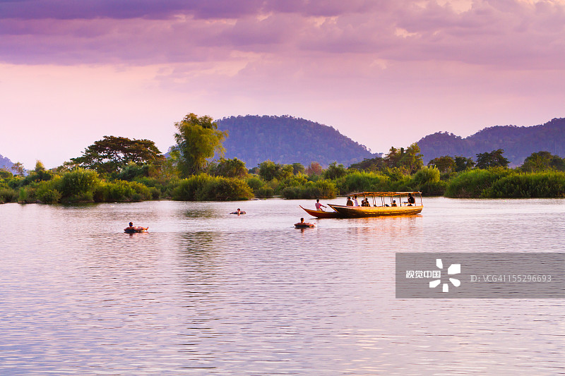 河上漂流看日落图片素材
