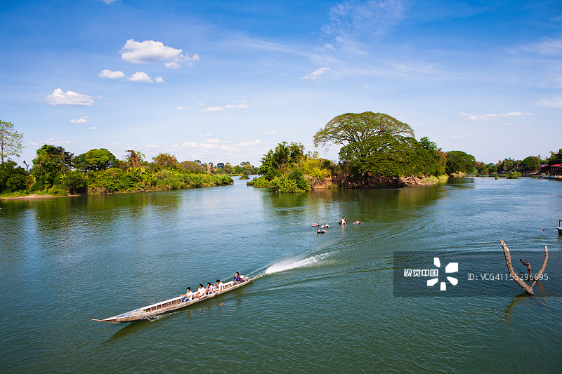 长尾船划过湄公河水面图片素材