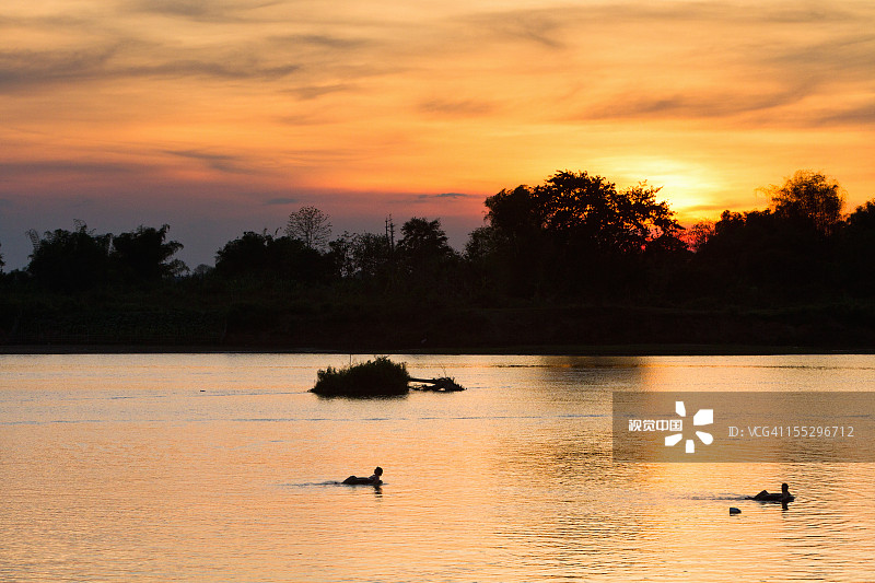 河上漂流看日落图片素材