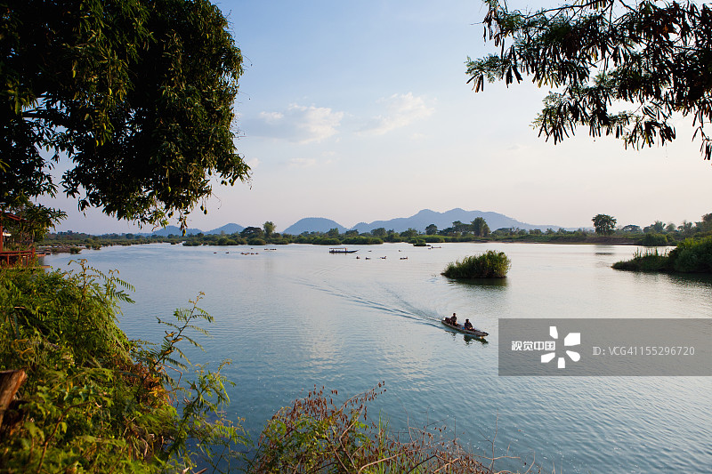 长尾船划过湄公河水面图片素材