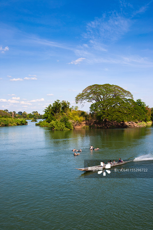 长尾船划过湄公河水面图片素材