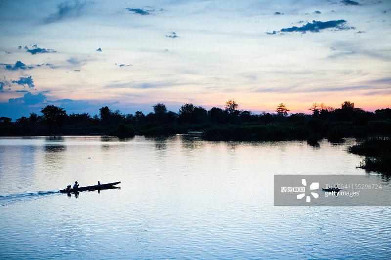 河上漂流看日落图片素材