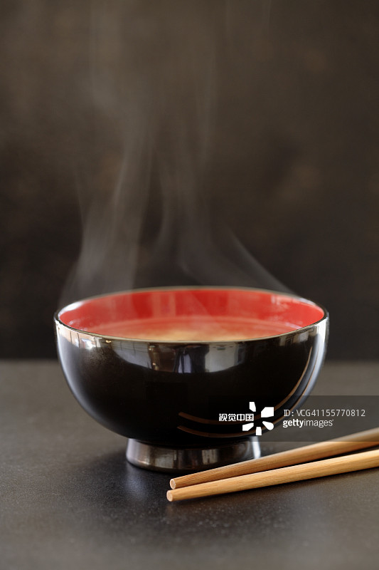 一碗热气腾腾的味噌汤图片素材