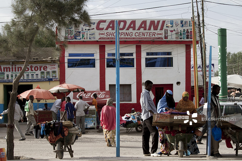 人们在市中心摊位购物图片素材