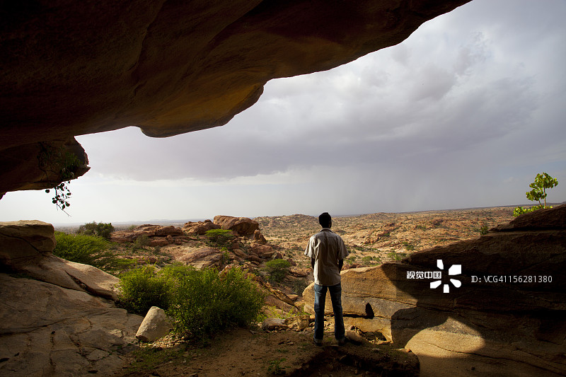 从洞穴壁画看到的平原景色图片素材