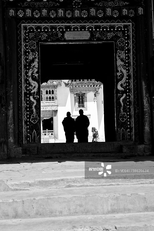 僧侣进入岗提寺图片素材